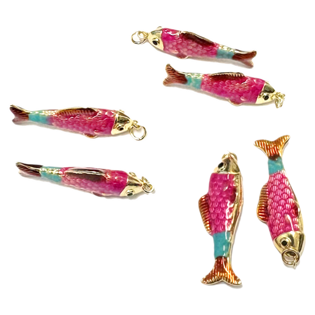 DIJE PEZ 34X12MM - BAÑO DE ORO (FUCSIA)