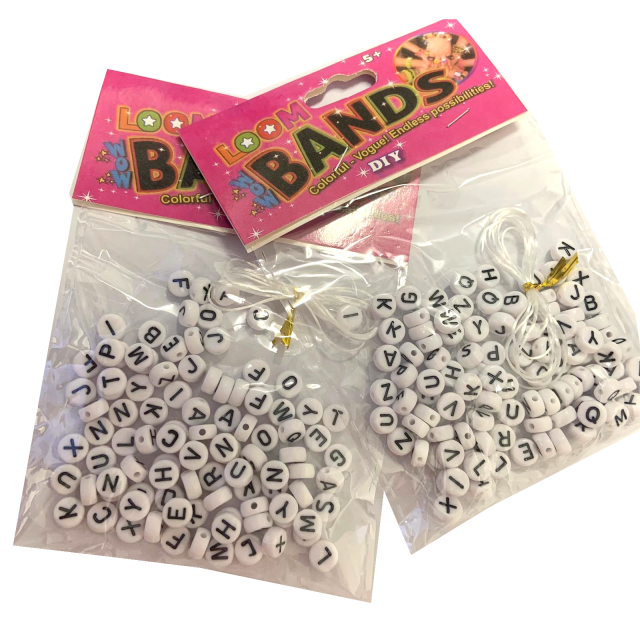 CUENTAS LETRAS 7X4MM BLANCAS Y NEGRAS