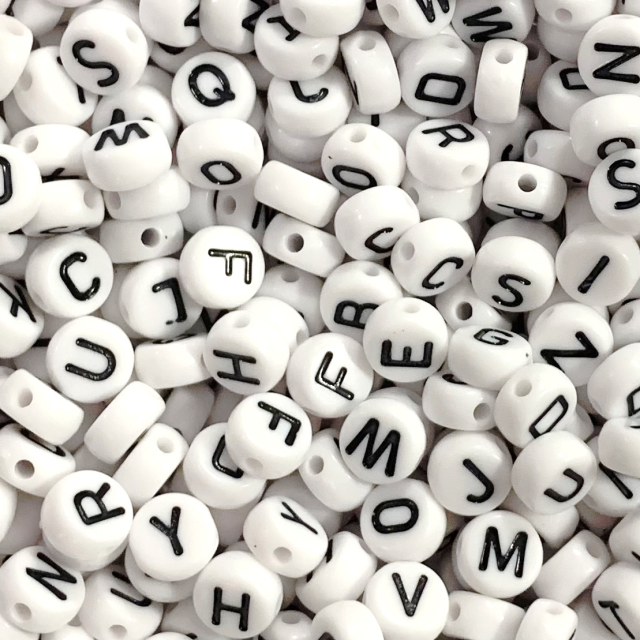 CUENTAS LETRAS 7X4MM BLANCAS Y NEGRAS