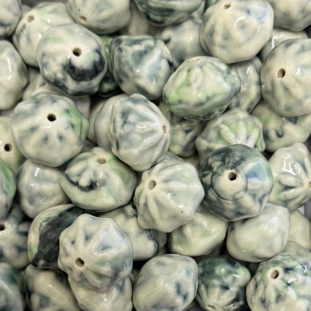 CERAMICA CALABAZA ROMBO 16X20MM - BLANCO Y VERDE