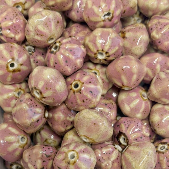 CERAMICA CALABAZA ROMBO 16X20MM - ROSADO Y BEIGE