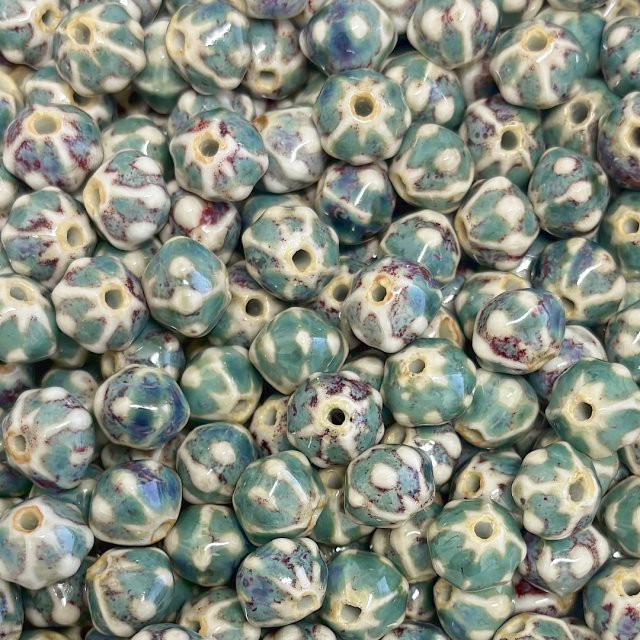 CERAMICA CALABAZA ROMBO 11X13MM - VERDE AGUA Y BLANCO