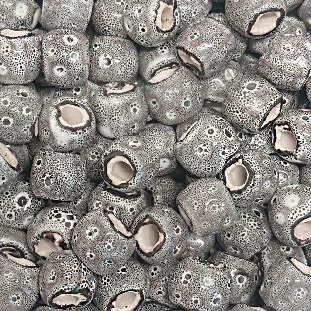 CERAMICA DONA IRREGULAR 12X14MM - CHOCOLATE Y BLANCO