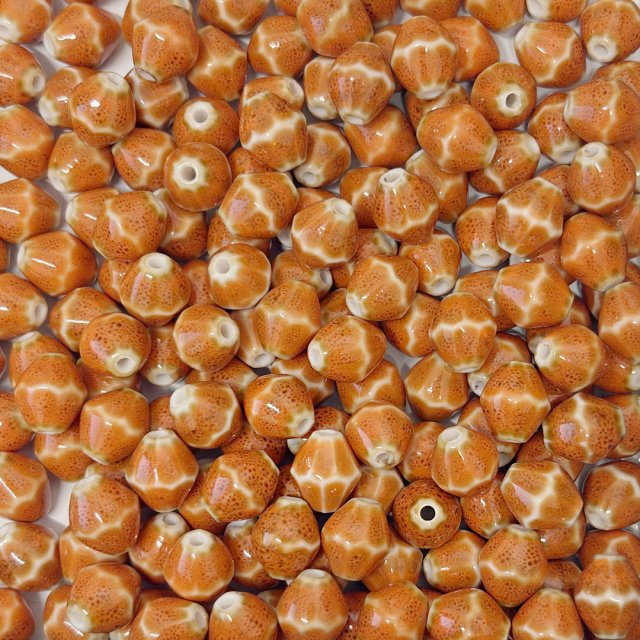 CERAMICA FORMA ROMBO 12X10MM - NARANJA / BEIGE